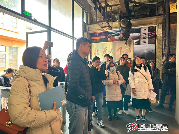 入黨積極分子參觀甘竹灘發電站歷史展示館。.jpg