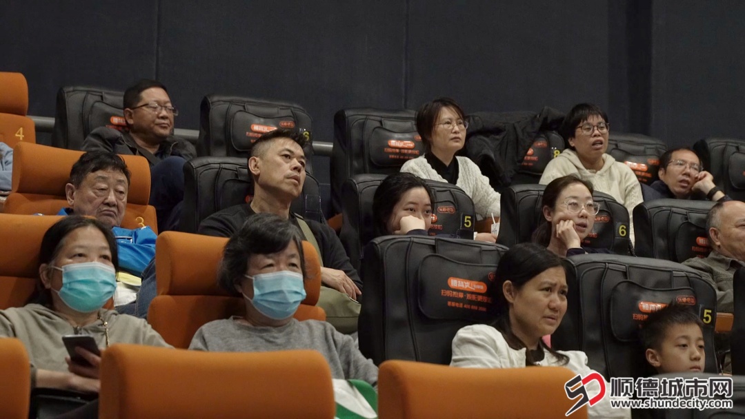 市民認真觀看.jpg