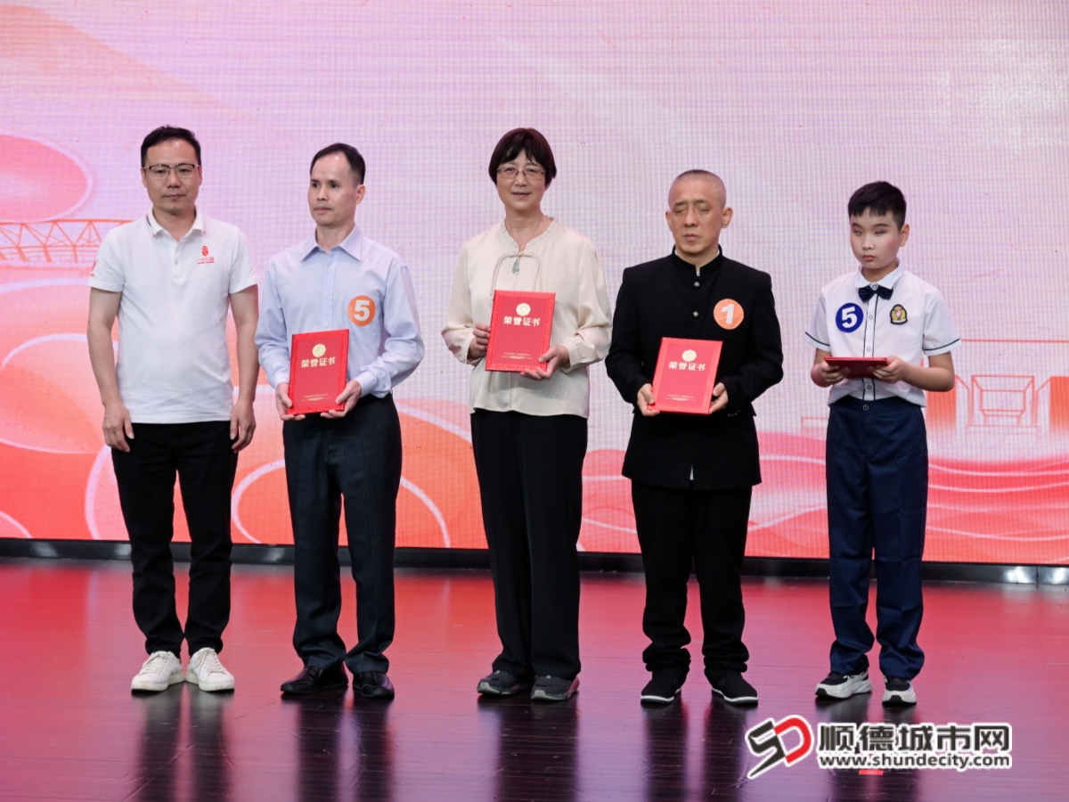 順德張俐（中間）、趙維平（右二）分別獲得盲人散文創(chuàng)作第三名。_副本.jpg