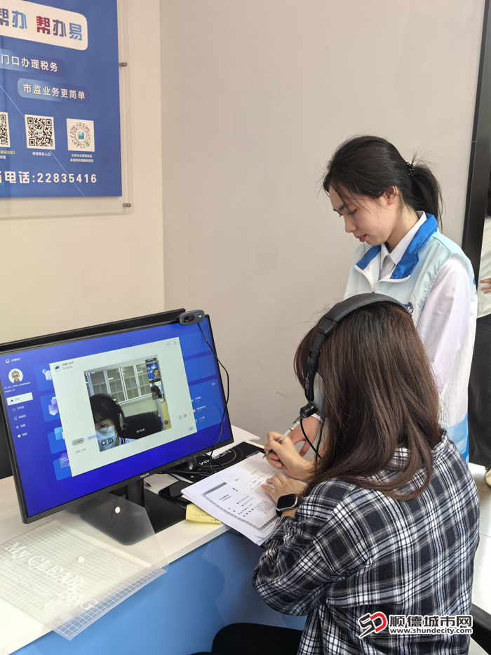 市民李女士成為服務站首位“體驗者”_副本.jpg