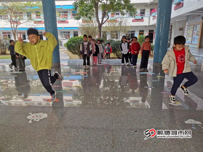 大閘小學利用體育課開展跳繩活動和跳格子比賽。.jpg