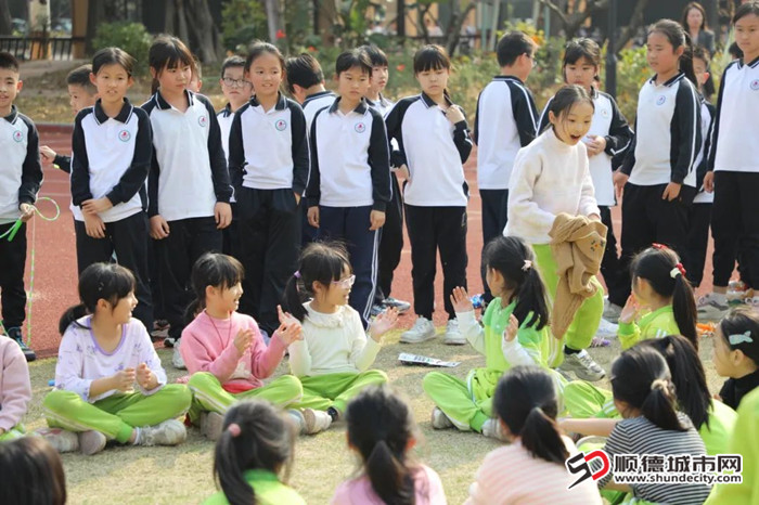 沙滘小學在體育課玩丟手絹游戲和甜甜圈游戲。.jpg