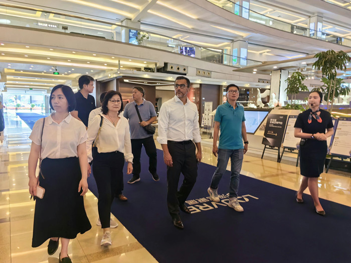 僑胞代表團參觀羅浮宮國際家具博覽中心。.jpg