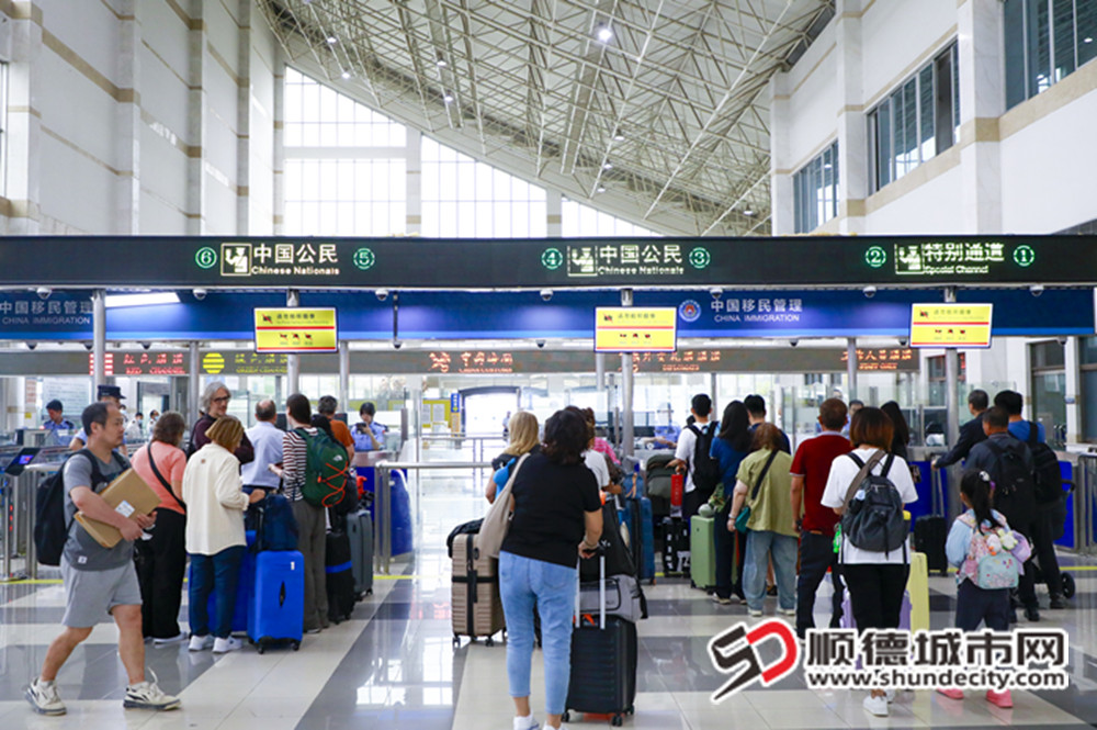 5月3日下午14時30分，順德客運港迎來外國旅游團_副本.jpg