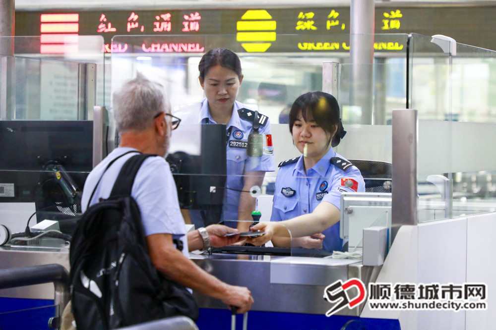 5月3日下午14時40分許，順德邊檢站移民管理警察為外籍游客辦理出入境手續_副本.jpg