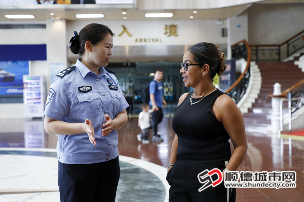 順德邊檢站移民管理警察向墨西哥游客安吉麗娜介紹嶺南文化特色_副本.jpg