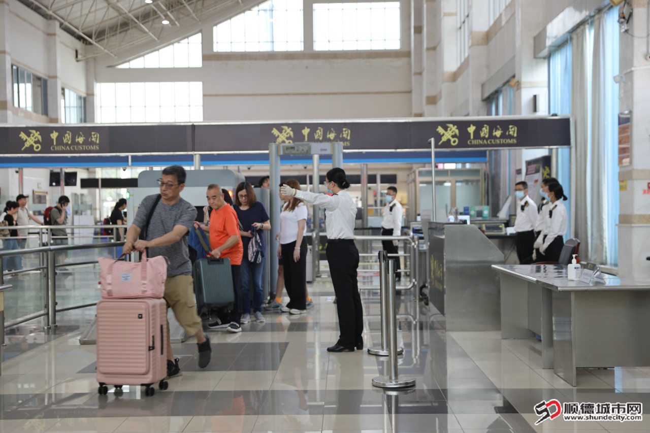 佛山海關關員監(jiān)管旅客攜帶行李物品通關，保障節(jié)假日客流高峰期口岸通關順暢。_1.jpg