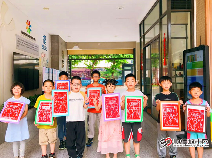 孩子們與自己的作品合影。.jpg