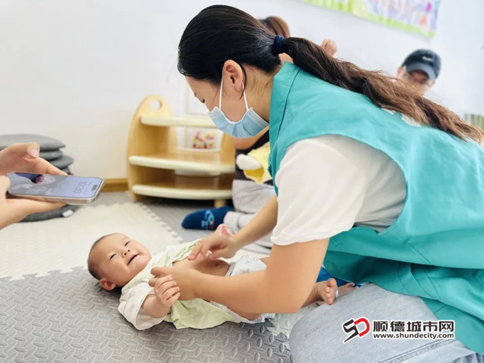 樂從健共體婦兒保健科醫(yī)務(wù)人員現(xiàn)場演示并講解小兒推拿手法。.jpg