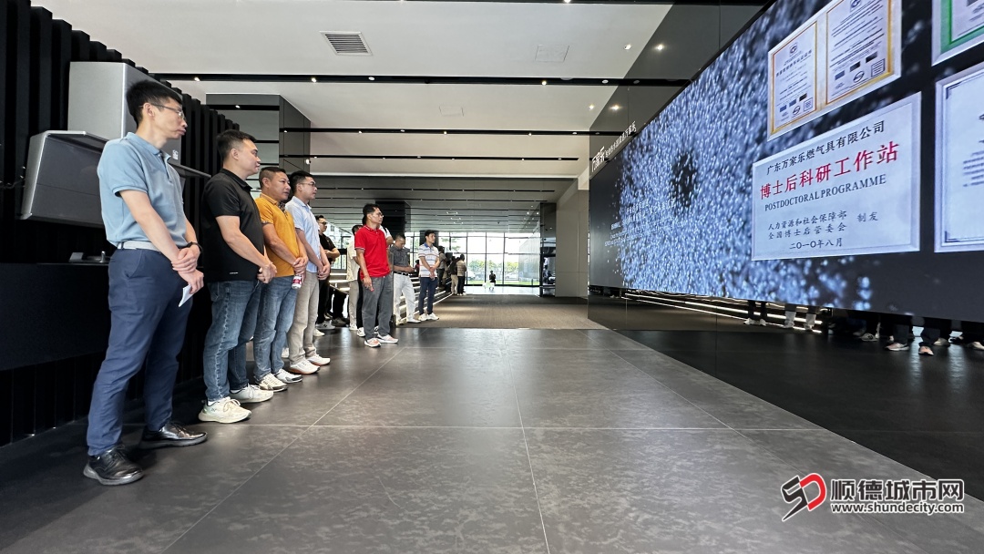 代表們與企業家們在萬家樂品牌館參觀，直觀觸摸到萬家樂的品牌厚度與科技實力，更通過具象化的文化載體，深化了“政、黨、企”三方對“品牌強企、創新興國”發展理念的共識-1.JPG