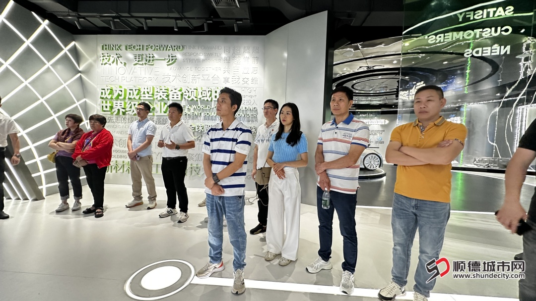 人大代表、黨代表及企業家代表組成的調研團走進伊之密，深入了解企業在高端裝備制造、智能制造領域的創新實踐與產業布局。-2.JPG