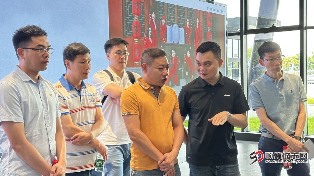 代表們與企業家們在萬家樂品牌館參觀，直觀觸摸到萬家樂的品牌厚度與科技實力，更通過具象化的文化載體，深化了“政、黨、企”三方對“品牌強企、創新興國”發展理念的共識-2.JPG