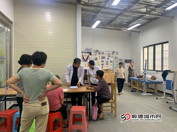 群眾前來康復(fù)治療。.jpg