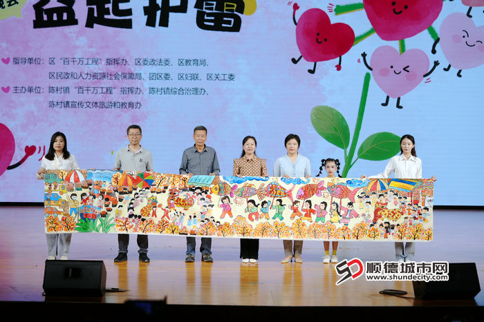 全鎮18所中小學近200名中小學生共同完成百米畫卷《鄉土·陳村》.jpg