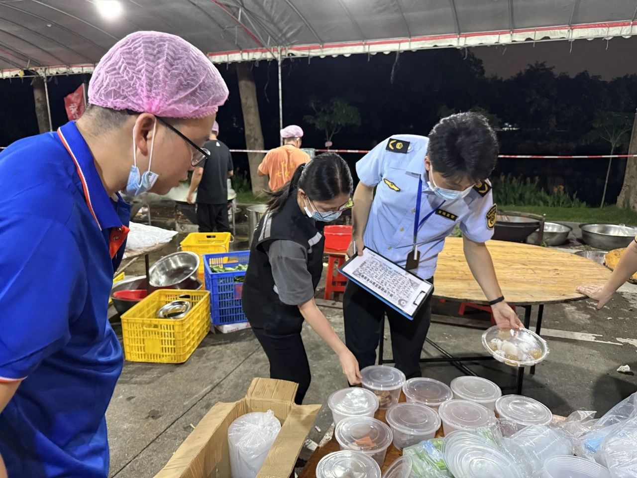 監(jiān)管人員對聚餐食品留樣開展檢查.jpg