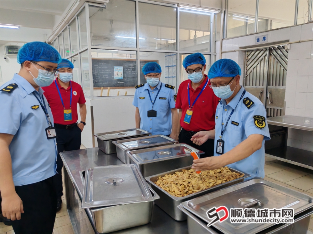 7.監管人員現場測試供餐菜品中心溫度_副本1.jpg