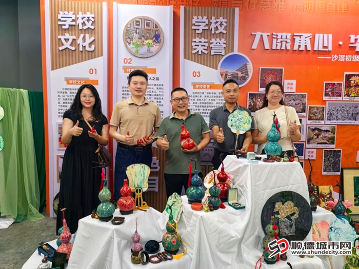 每一道工序，都承載著學生們對傳統(tǒng)技藝的深深敬畏。.jpg