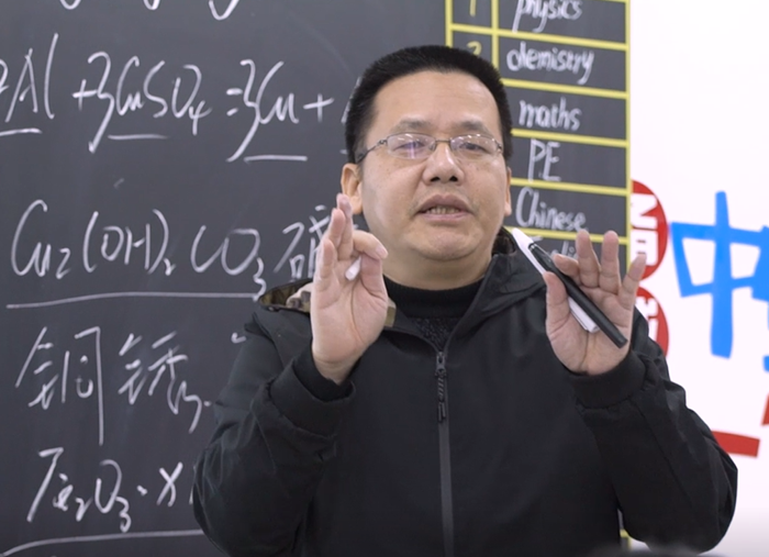 卓越貢獻(xiàn)教師房宜彪：這名頭發(fā)白了很多的“研究生”不簡(jiǎn)單