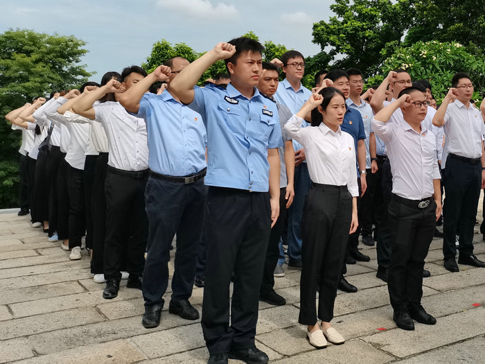 北滘：在烈士紀(jì)念碑前，87名新發(fā)展黨員莊嚴(yán)宣誓