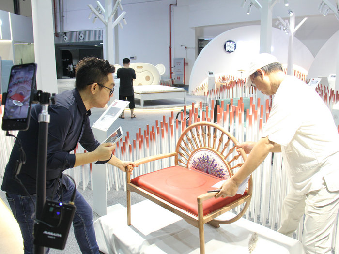 柳冠中等大咖一起評選，想看優秀作品來龍家展吧！
