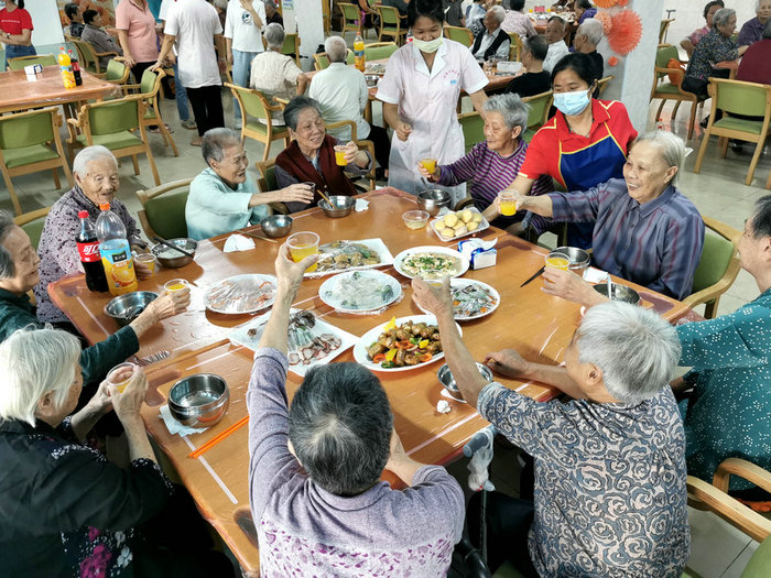 右眼新聞：情暖夕陽 把酒言歡