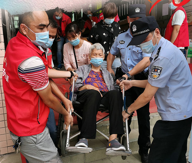 同心防疫|那讓人安心的“警色”，是暖心的守候