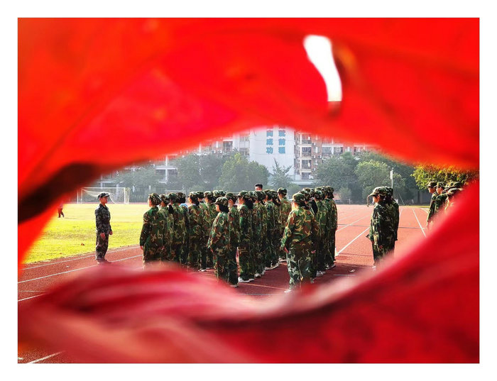 右眼新聞：冬日軍裝美，青春正步走