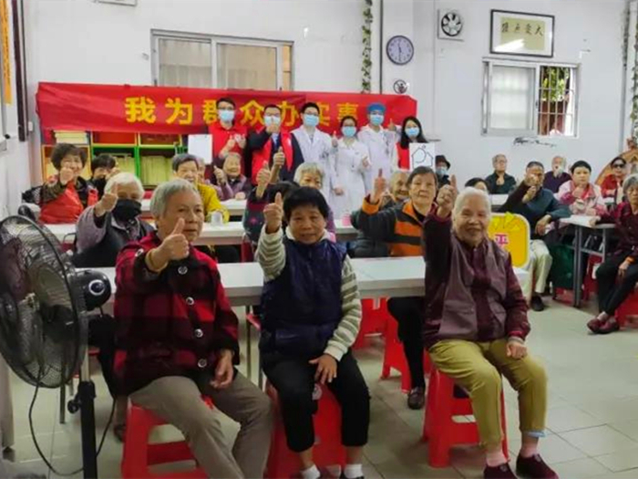 點(diǎn)贊！青年醫(yī)生進(jìn)社區(qū)送醫(yī)送知識(shí)送溫暖