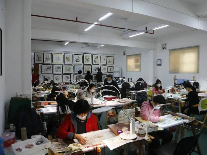 傳承非遺文脈！大齡再就業人員優秀廣繡作品展新姿