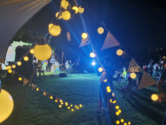 順峰山公園的夜晚，草地音樂節中盡享浪“慢”時光
