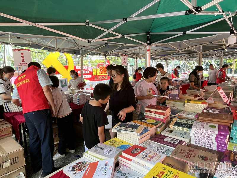 一晚上“賣”了3000冊圖書，這個圖書巡展別錯過