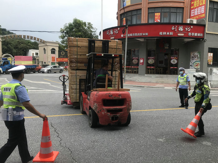 龍江：嚴查叉車非法上路作業，扣押！