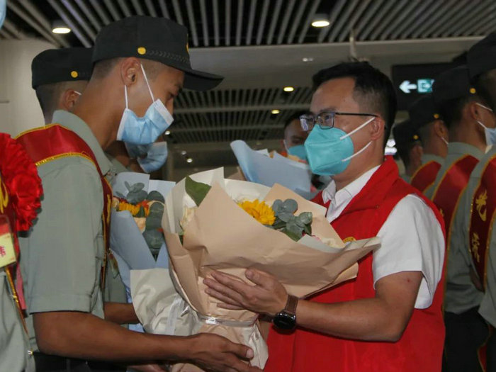 杏壇：退役軍人光榮返鄉，鮮花與培訓等福利多多
