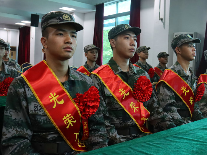 殷殷囑托送新兵！勒流街道熱血青年即將啟程赴軍營
