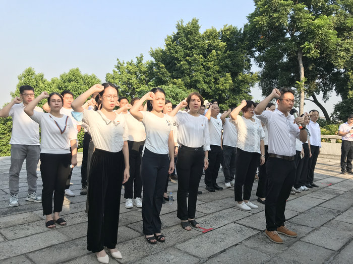 北滘：入黨宣誓后，新黨員立即帶頭美化人居環境