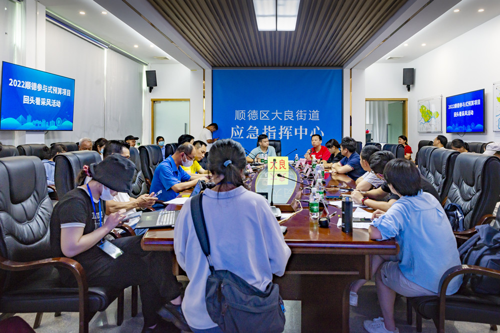 采風團成員實地走訪后開展采風座談會