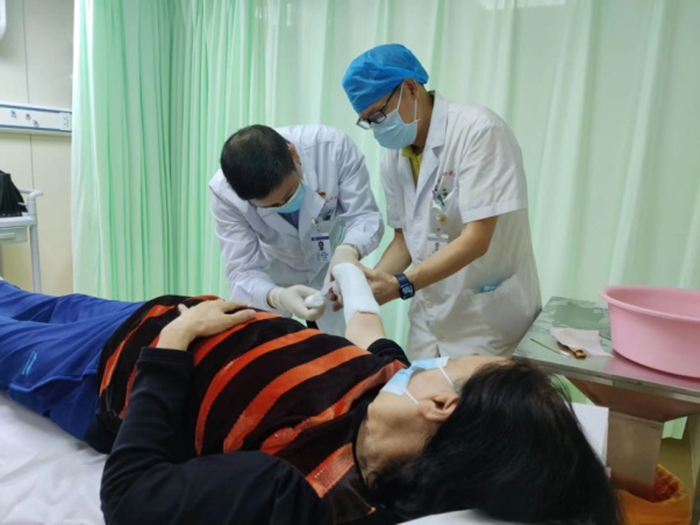 摔倒手一撐，就骨折了？中老年媽媽們，“骨氣”要好好守護