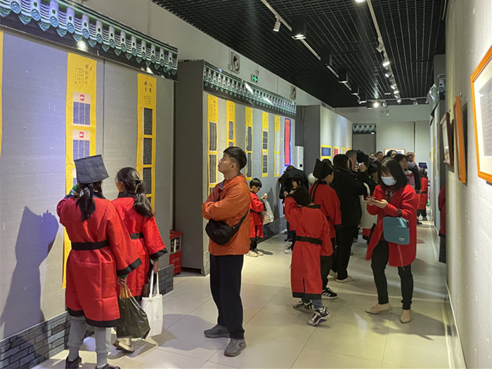 這名學生硬筆書法不一般，小小年紀辦個展