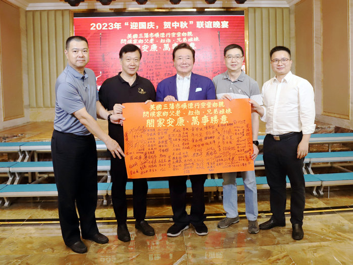 200多位鄉(xiāng)親親筆簽名，85歲的他把這份心意帶回順德啦
