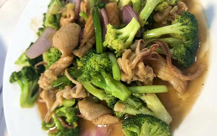 口感清淡的西蘭花炒魷魚，大人小孩都愛吃