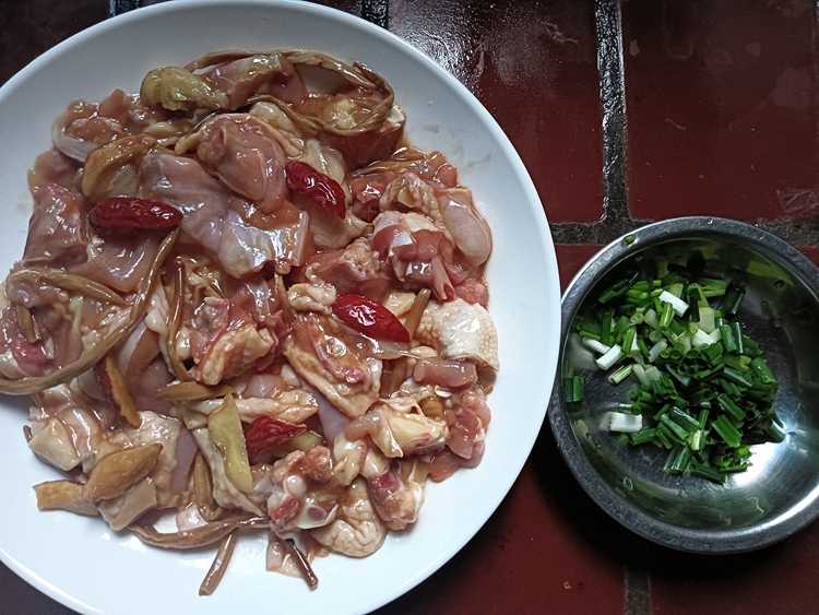紅棗蒸文昌雞，滋補養顏好滋味！