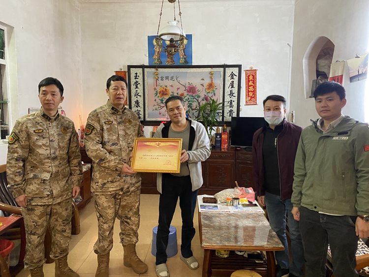 關(guān)懷送到家！陳村鎮(zhèn)為獲獎(jiǎng)現(xiàn)役軍人家庭送喜報(bào)