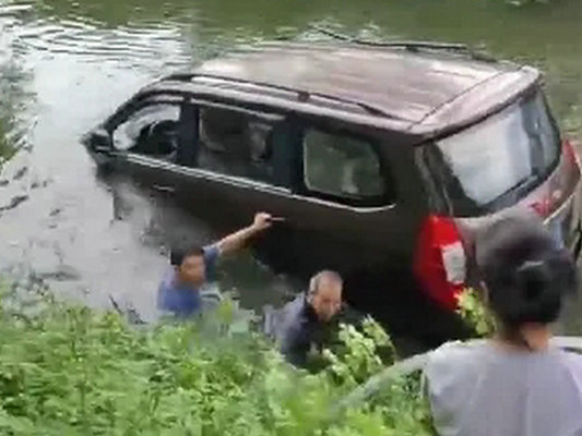 汽車落水，母女被困！危急時(shí)刻，萬安村民出手……
