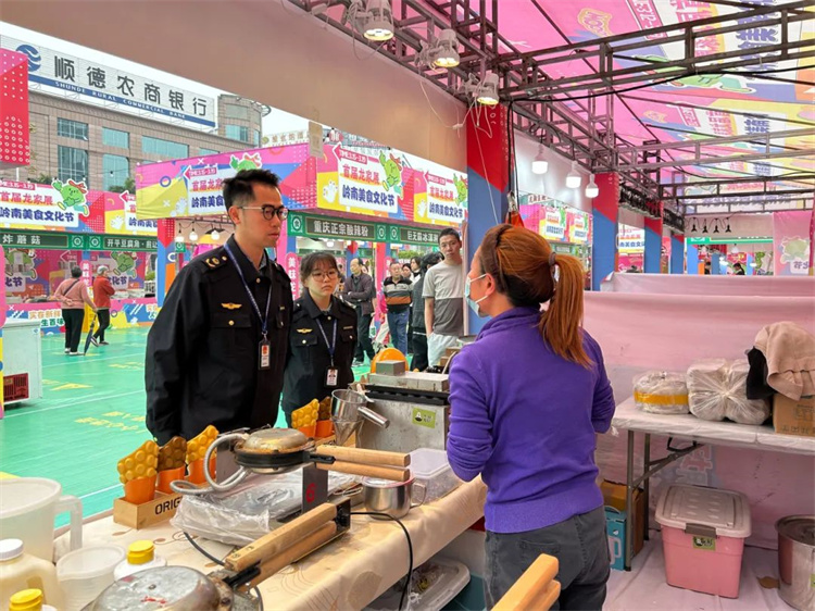 每日過萬游客涌入，龍江市監守護煙火氣