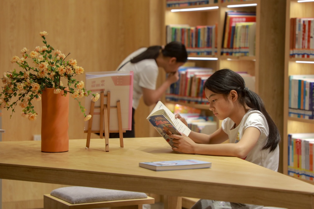 右眼新聞：詩與遠方，不如一室書香