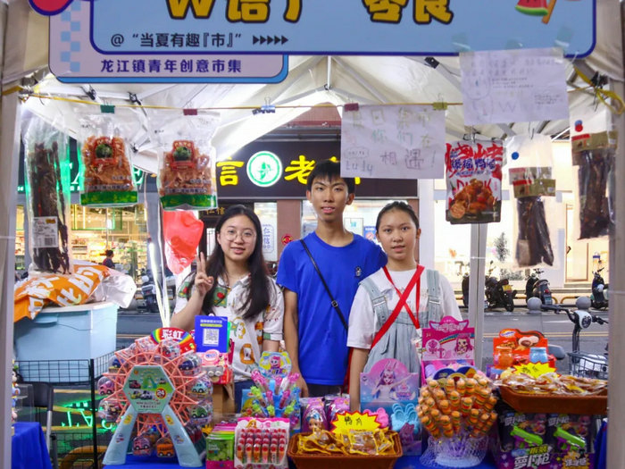龍江：青年創(chuàng)意市集在盈信廣場開攤了！