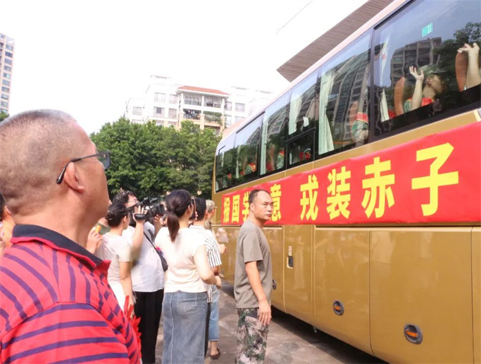 光榮啟程，逐夢軍營！勒流歡送新兵光榮入伍