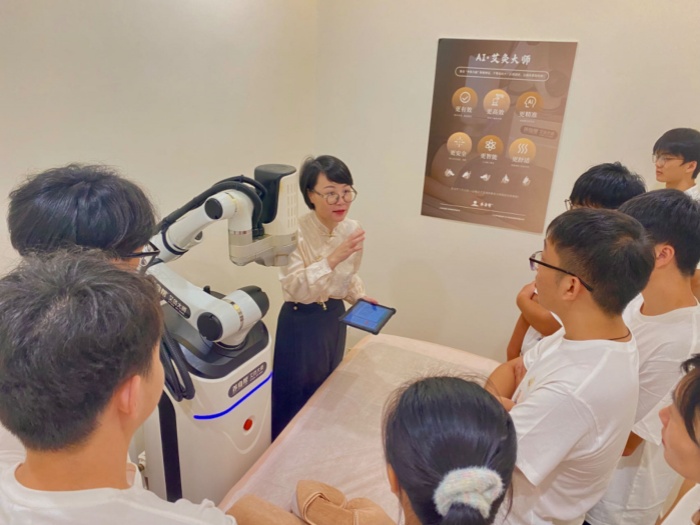 AI＋中醫(yī)的“碰撞”！順職院與廣東譽(yù)醫(yī)現(xiàn)代學(xué)徒班開(kāi)班掛牌