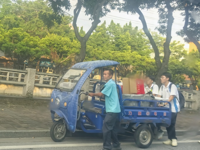 暖心！大叔推車(chē)艱難，勒中學(xué)子果斷相助