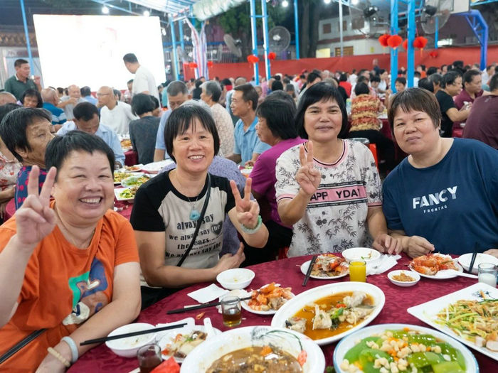 滿滿的幸福！看容桂華口花樣“寵老”→